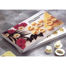 SET OF 18 VARIOUS PLASTIC CUTTERS
